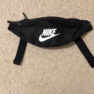 NWOT Nike Heritage Waistpack Black and White